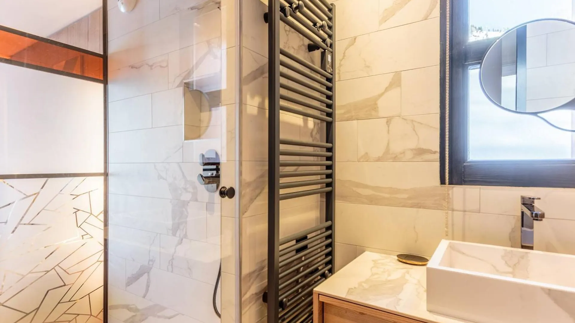 Appartement Chic 4* Avec Spa, Parking, Wifi Et Terrasse - Fr-1-352-86 Bourg-Saint-Maurice 0*,  France