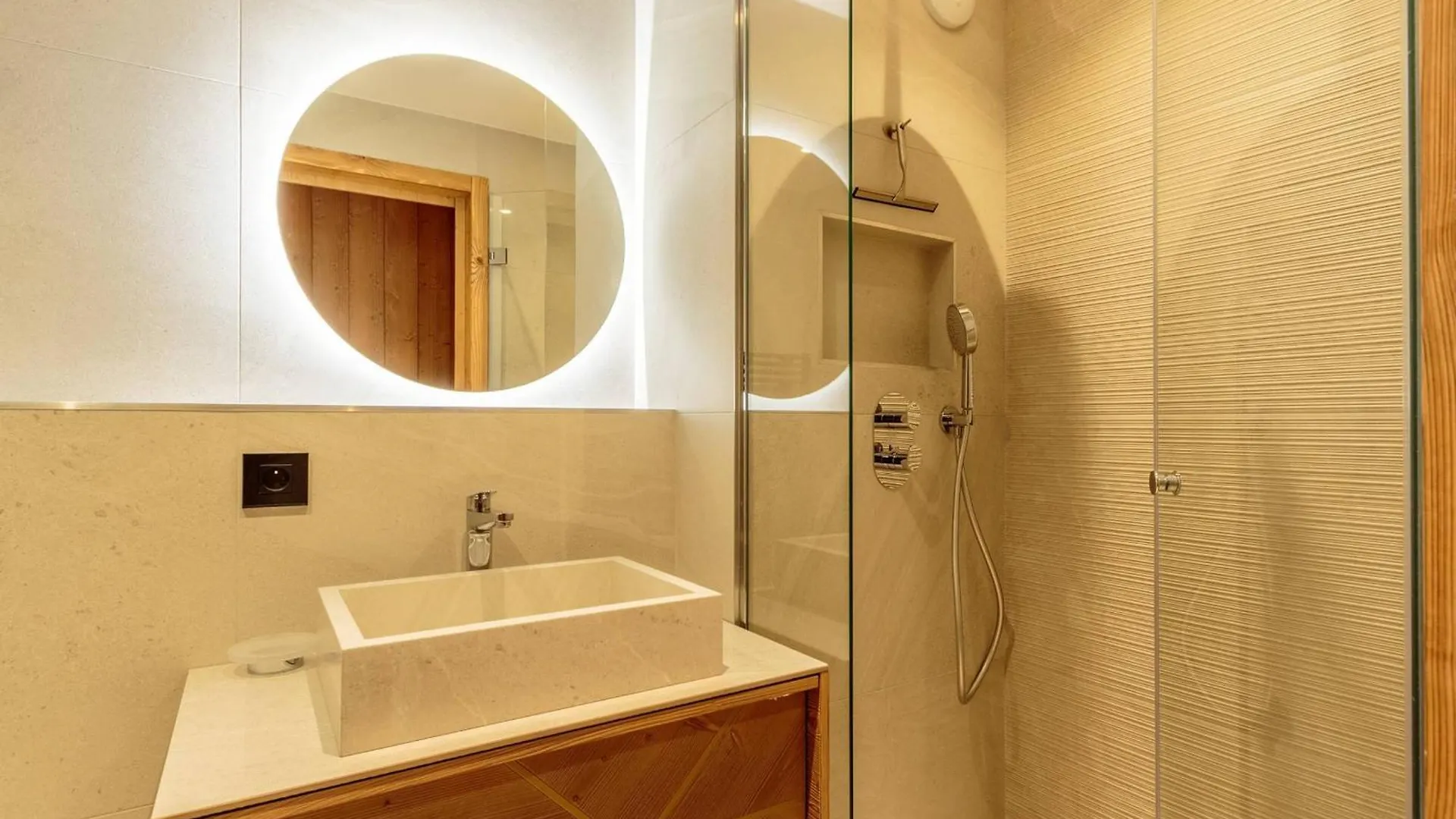 Appartement Chic 4* Avec Spa, Parking, Wifi Et Terrasse - Fr-1-352-86 Bourg-Saint-Maurice France